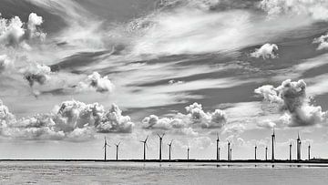 Windmühlen in schwarz-weiß mit schöner Wolkendecke von Kees Dorsman