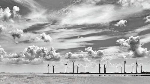 Windmolens in zwart-wit met mooie wolkenlucht