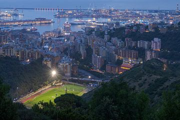 Panoramisch overzicht van de stad Genua met voetbalveld in Italië bij nacht van Robert Ruidl