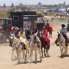 Des cavaliers en route vers El Rocio pendant le pèlerinage. sur Jan Katuin