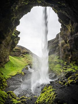Van achter de waterval vanuit een grot van Erwin Pilon