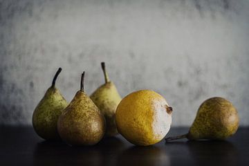 Stilleven van stoofperen en beschimmelde citroen.