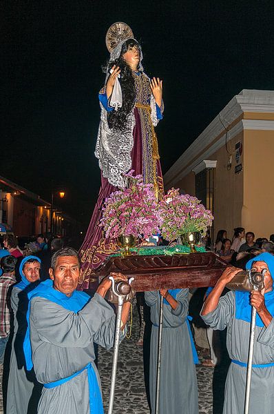Guatemala: Paasprocessie (Antigua) by Maarten Verhees