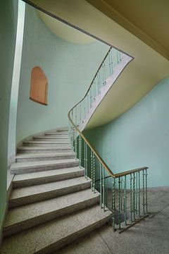 Urbex groen en geel trappenhuis van Dyon Koning