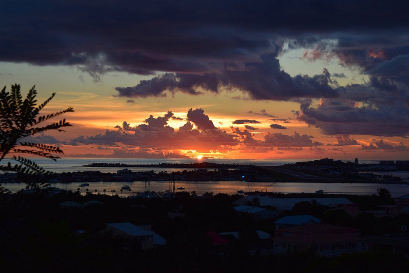 Sonnenuntergang über Sint Maarten, mit dramatischen Wolken und einer Palme von Studio LE-gals