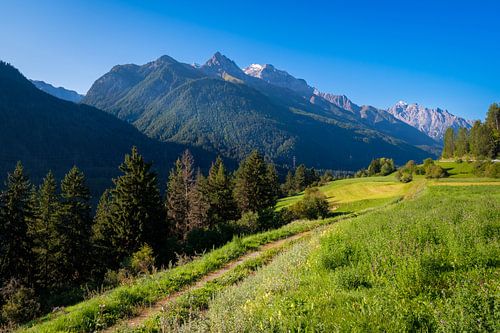 Chemin de randonnée à travers la Basse-Engadine (Grisons, Suisse)