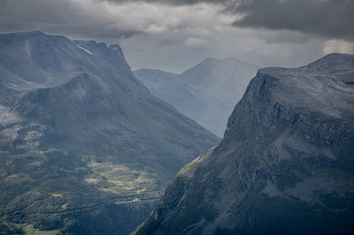 Norwegische Berge und Täler – Dramatische Landschaften in Norwegen
