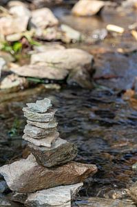 Balance Steine ​​an einem Bach Spirituelle Entspannung vertikaler Schwarz -Weiß -Fotografie