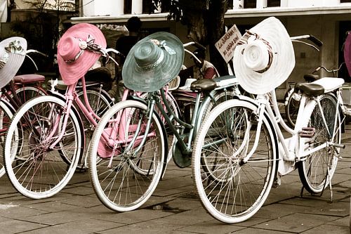 Fietsen en gekleurde hoeden