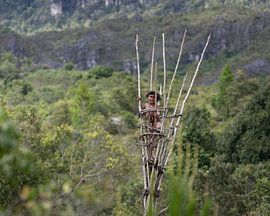 Welkomsgroet door een Dani jongen in het dorp van Anges van der Logt