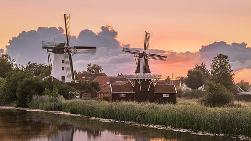 Ochtendgloren over de molens van Ten Boer in de provincie Groningen