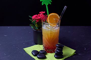 Cocktail met agave brandy sinaasappelsap granaatappelsiroop en citroensap.