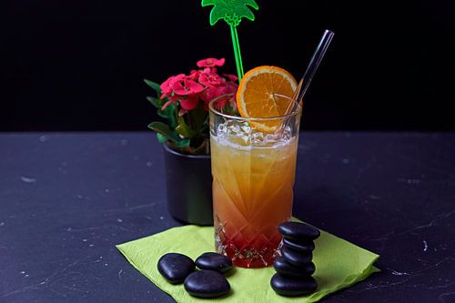 Cocktail met agave brandy sinaasappelsap granaatappelsiroop en citroensap.