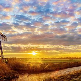 Paysage, moulin dans la prairie au lever du soleil sur Marcel Kieffer
