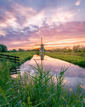 Moulin pendant un coucher de soleil de rêve sur Martijn Jacobs
