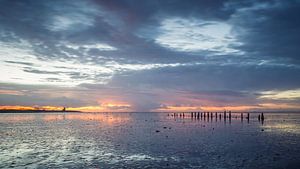 Nach dem Regen kommt..... Sonnenuntergang Wierum Wattenmeer von Martijn van Dellen