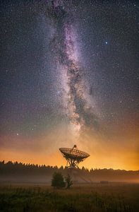 Die Milchstraße über den Radioteleskopen von Astron