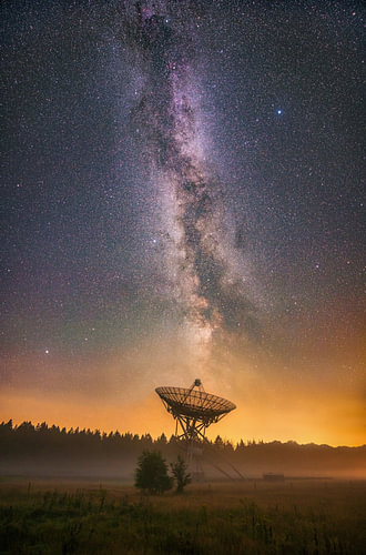Melkweg boven de radiotelescopen van Astron