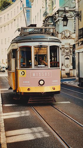 Le tramway 28 de Lisbonne à travers les rues colorées