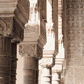 Galerie de piliers à l'Alhambra (Grenade, Espagne) sur Tim Loos