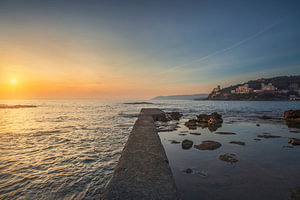 Bezaubernder Sonnenuntergang in der Bucht von Quercetano