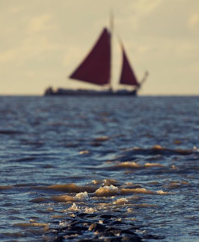 Een tjalk onder de Friese kust