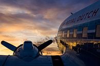 DC-3 onder een mooie wolkenlucht tijdens zonsopkomst van Dennis Dieleman thumbnail
