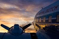 DC-3 onder een mooie wolkenlucht tijdens zonsopkomst