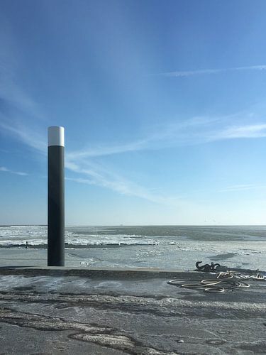 Strandpaal in een IJszee Ameland