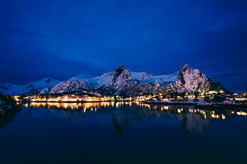 Svolvaer uitzicht in de avond met besneeuwde bergen van Sjoerd van der Wal Fotografie