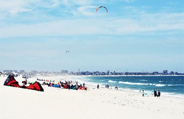 Kitesurfers op het strand van Dolfijn van Werner Lehmann