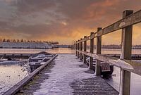 Boten vastgevroren in het ijs op een prachtige winterochtend.
