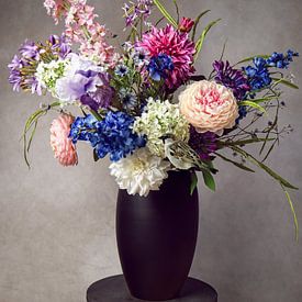 Stilleven kleurrijk boeket bloemen met musje van Marjolein van Middelkoop