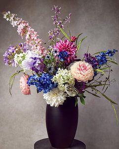 Stilleben mit buntem Blumenstrauß und einem Spatz von Marjolein van Middelkoop