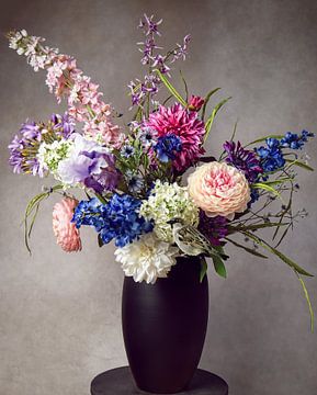 Stilleven kleurrijk boeket bloemen met musje van Marjolein van Middelkoop