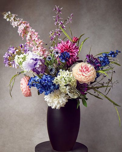 Stilleven kleurrijk boeket bloemen met musje