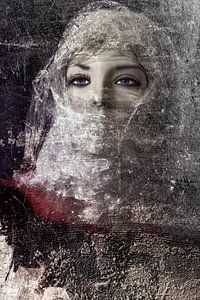 Une femme sort du mur