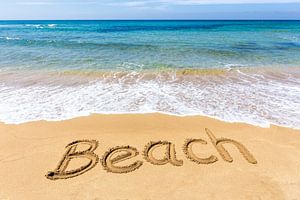 Wort Beach in den Sand am Strand bei See geschrieben