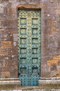 Vieille porte en bois exposée aux intempéries