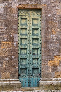Oude verweerde houten deur van Peter Baier