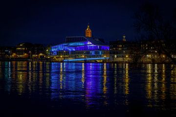 Venlo | Avondopname van het hoogwater in de Maas (Maaspoort) van Jos Saris