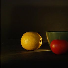 Stilleven citroen-tomaat van Hannie Kassenaar