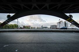 Großstadtblick unter der Oberbaumbrücke Berlin von Alexander Baumann