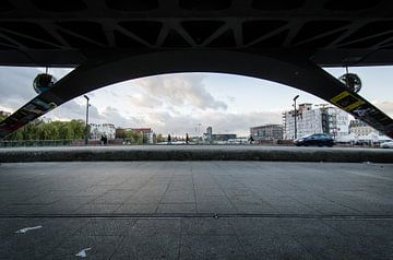 Vue sur la grande ville sous le pont Oberbaumbrücke Berlin sur Alexander Baumann