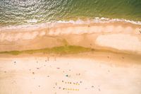 La vie sur la plage vue du ciel