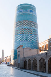 Turquoise mosaic tower during sunrise | travel photography print | Khiva Uzbekistan by Kimberley Jekel | reisfotografie prints