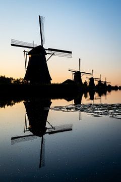Silhouette von Windmühlen am Wasser von Erwin Pilon