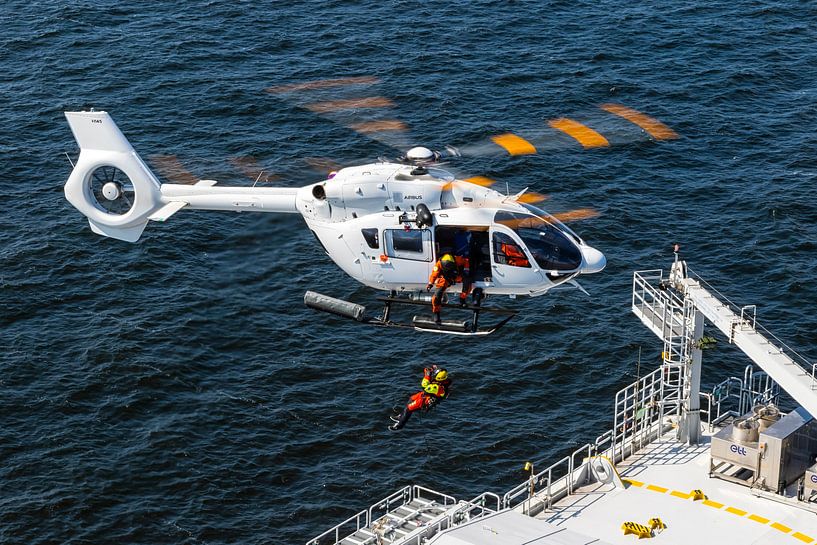 Airbus H.145 mit Winde über der Nordsee von Jimmy van Drunen