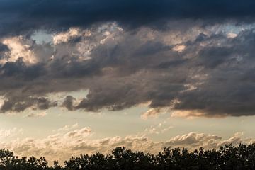 Donkere wolken tijdens zonsondergang van Photolovers reisfotografie