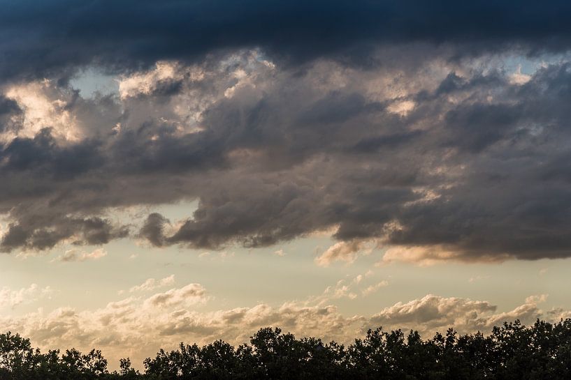 Nuages sombres au coucher du soleil par Photolovers reisfotografie